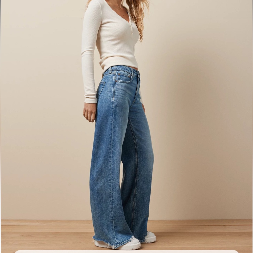 American Eagle 6 Dreamy Drape Super High-Waisted Baggy Wide-Leg Jean Medium Wash